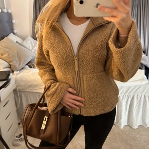 Slutsåld teddy jacka  - Aldrig använd, prislappen är kvar !💕postar dagen du köper 