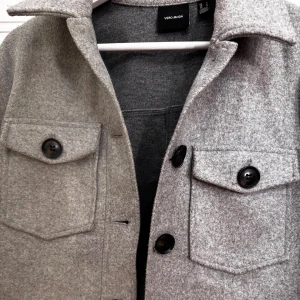 Grå kappa - Grå kappa från Vero Moda i storlek M