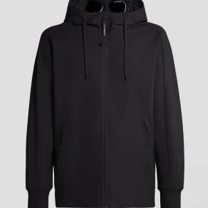 Cp company kofta  - Cp company kofta ny skick använd Max 4 gånger, priset kan diskuteras vid snabb affär. Passar både M och L skriv för mera bilder KAN BYTA MOT NÅGOT OCKSÅ.