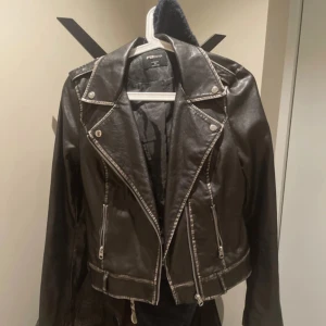 Skinnjacka - Snygg skinnjacka med detaljer från fb sister! Aldrig använd Svartbrun färg! 