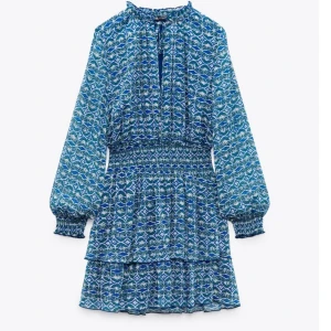 Zara klänning - Snyggaste klänningen från zara som inte går att få tag på nånstans då det är en gammal modell. Storlek S men passar större och mindre beroende på passform, använd 2 gånger💞💞💞