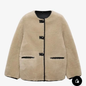 Mango Teddyjacka - Populär Teddyjacka från mango! 🌟Stl S och är i mycket bra skick. Är slutsåld och finns inte längre på hemsidan. Nypris 1499kr (Zalando)💗