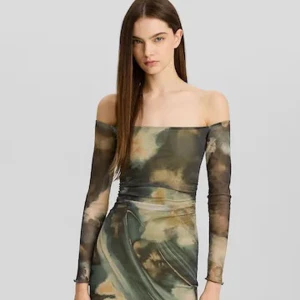 Maxi grön mesh klänning XS - En lång, off-shoulder klänning med ett abstrakt mönster i gröna, bruna och beige toner. Klänningen är figursydd och kan justeras i längd.  Oanvänd.