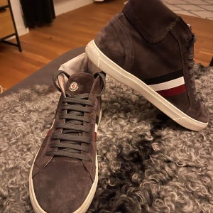 Moncler skor - Säljer dessa feta moncler skor i storlek 21 men passar 42