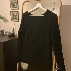 Stickad pullover - Jättemjuk och varm stickad pullover.  Ingen lapp men skulle säga att den passar en S! Använt skick, därav priset. 