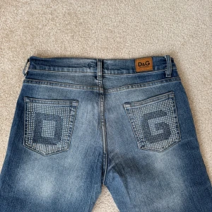 D&G Jeans - Jeans från Dolce&Gabbana!! Så så snygga, med coola detaljer på bakfickorna🩷 38cm över midjan och 80 cm i innersöm