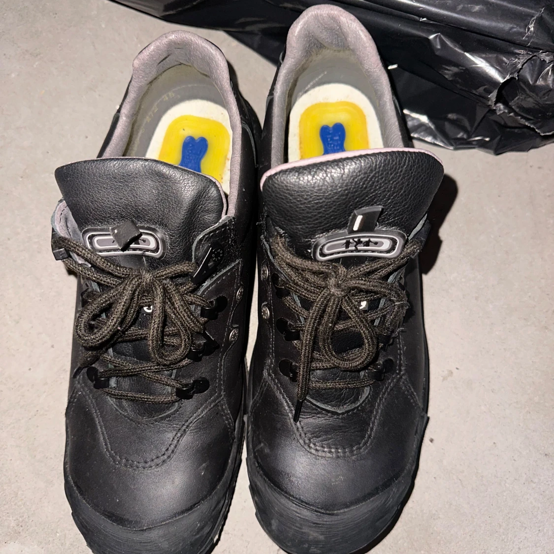 Svarta arbetsskor med snörning