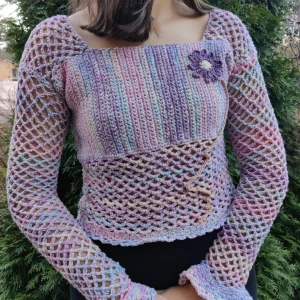 Virkad topp - Virkad topp i bomull och akryl (50/50). Kan ta bort blomman om du skulle vilja det. Aldrig använd, endast för att ta bilder