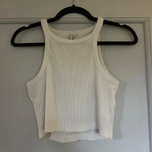 Linne  - Vitt linne i storlek s från Nelly, använd men i nyskick. 