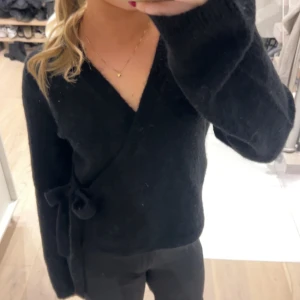 Stickad tröja med knytning - Säljer denna slutsålda stickade tröja med knytning vilket gör den justerbar, endast använd en gång och har tyvärr inte kommit till någon användning💕 Lägg gärna prisförslag!!