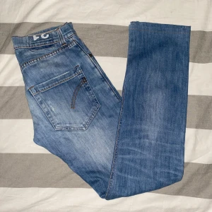 Dondup jeans - Säljer ett par riktigt feta dondups med snygg tvätt och snygga casual slitningar, storlek 31!