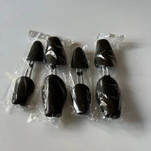 Skoblock - Helt nya. Aldrig använda. Skrev in en nolla för mycket på trmu så är fast med hundra sko lock hemma. Hör av er! Pris går att diskutera. 1 för 10 och 10 för 85. Hör av er så skapar jag annonser med så många man vill ha. 