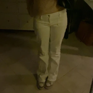 Guess jeans  - Säljer dessa vita jeans som inte kommer till användning längre, sitter bra i längd på mig som är 170