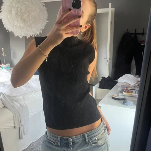 Glittrig topp - Säljer nu denna ascoola glittriga toppen med en liten polo krage. Perfekt till fest eller middag! I nyskick😁 Köpt i Spanien. Stl M men passar även S