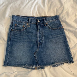 Jeanskjol från Levis - Säljer jeanskjol från Levis, i stl.26. Använd endast 2 ggr så väldigt fint skick!
