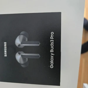 samsung galaxy buds3 pro - Säljer nu mina samsung galaxy buds3 pro dem är helt oöppnad ny pris är 3000kr mitt 2500kr men kan gå ner i pris om det är snabb affär 