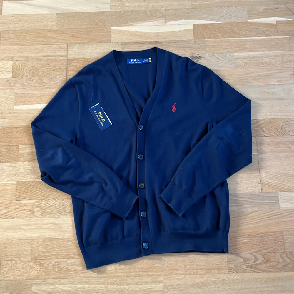 Säljer denna Ralph lauren cardigan i nyskick(tags medkommer) storlek L men sitter som en M. Nypris ligger på 2300 kr hör av er vid frågor eller funderingar . Tröjor & Koftor.