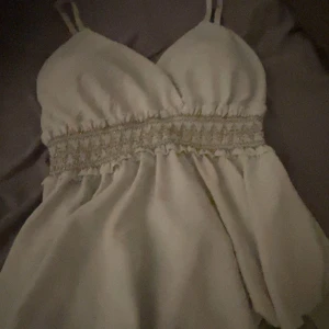 snygg topp!! - BUDA!! vill se va folk vill ge för denna fina toppen!! Köptes från en annan tjej för 200kr men jag har knappast användt den, de behövs ej heller bh till då de är inbyggd💕passar både xs och s