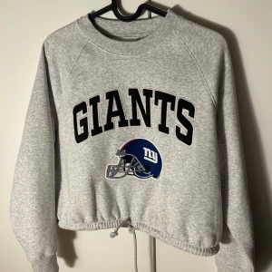 Collegetröja GIANTS - Helt ny, med fodrad insida och snörning nertill där man kan tighta till den 🤍
