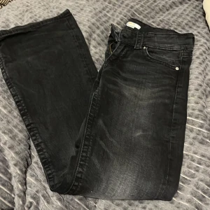 Svarar lågmidjade bootcut jeans 🖤 - Helt nya men kommer inte till användning 💕