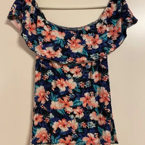 Söt topp - Säljes en väldigt söt topp med blommigt mönster från Gina Tricot i strl S. Fint skick! 