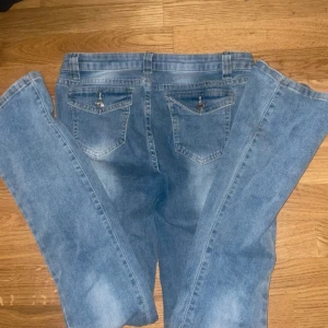 Low waist jeans - Lågmidjade jeans för bara 350kr. Köpt för 550kr. Säljer då jag har fått ett pas nya som är ungefär likadana. Dessa jeans säljs inte längre alls. Passa på