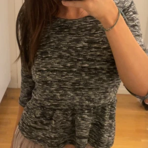 Grå söt tröja - Bra skick passar till mycket