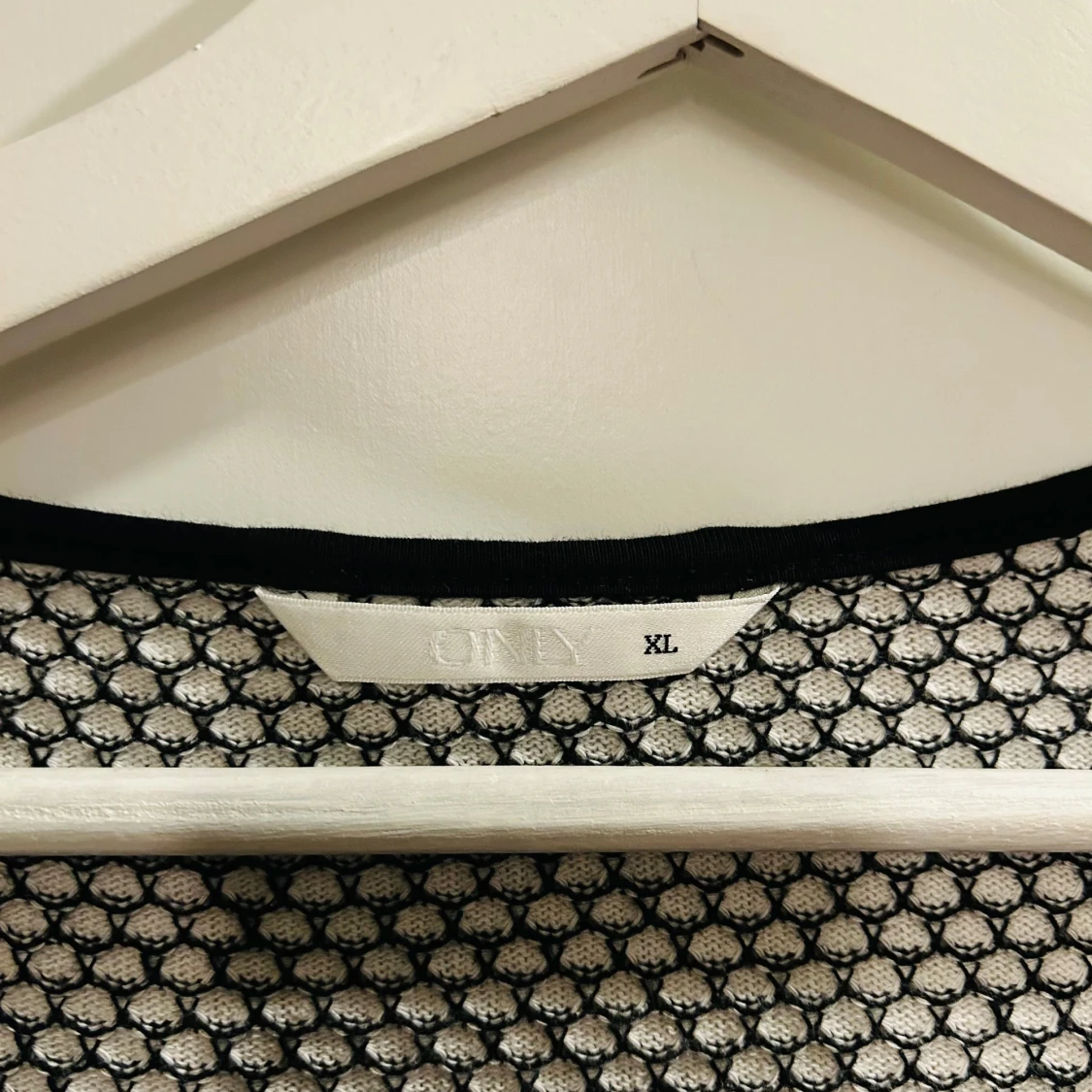 Svartvit mönstrad kofta från Only - 91