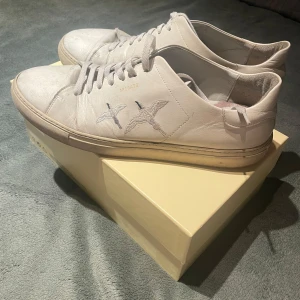 Axel arigato skor - Skick 5/10 Kom privat för fler bilder Allt ingår förutom dustbag då jag tappat bort den