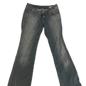 Low waist bootcut jeans från Lee. 