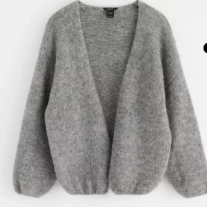 Lindex kofta - Säljer min nästan helt nya gråa lindex kofta som inte kommer till användning! Använts 1 gång, nysick🫶 för fler frågor kom privat💕