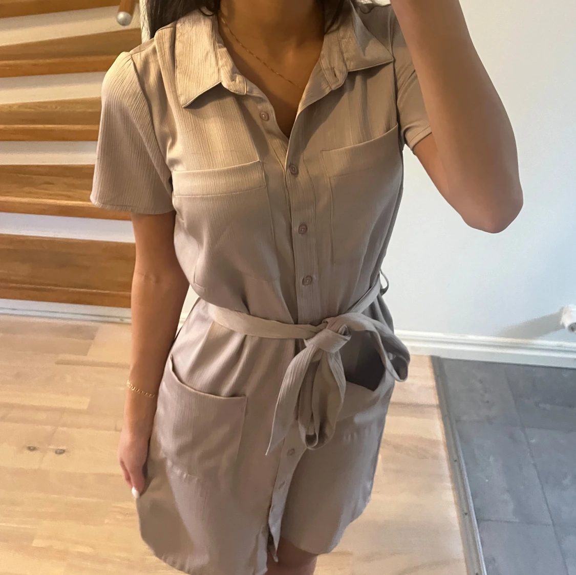 Beige kortklänning med knappar - 91