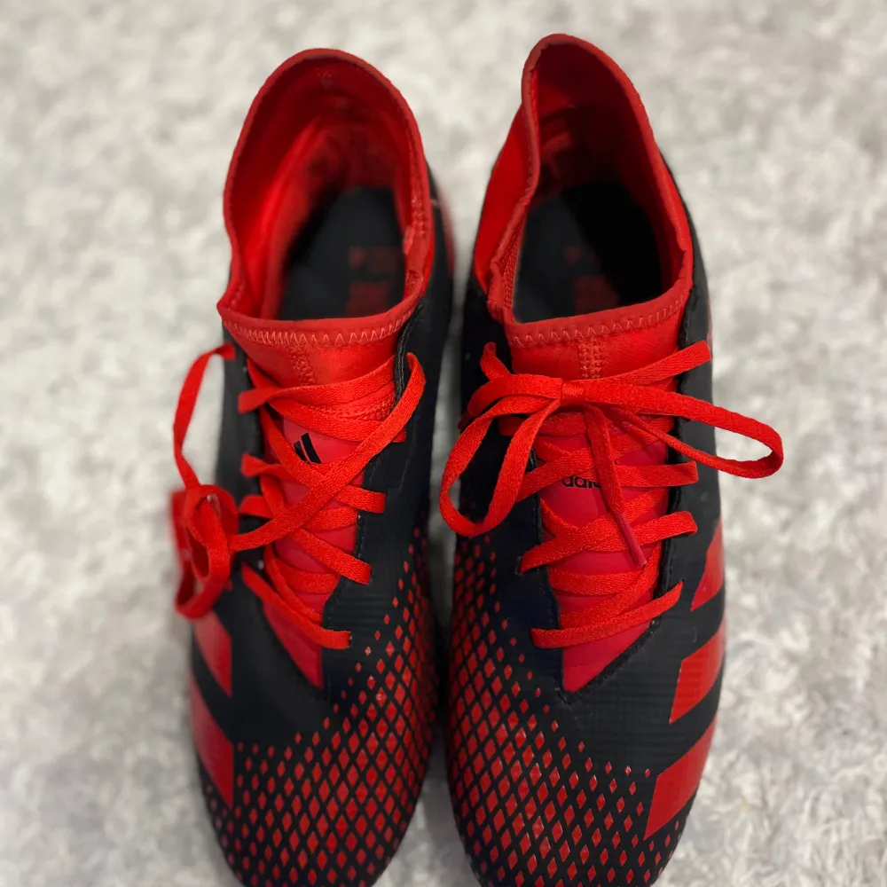 Nästan helt nya Adidas predator skor. Dem är i storlek 44. Dem har använts endast en gång och har inga skador eller kännetecken på användning. Vid frågor är det bara att höra av sig😄. Skor.