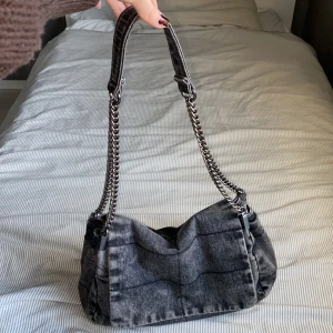 Väska - Säljer denna fina väskan så den inte kommer till användning! Den får plats med mycket och är väldigt fin och helt oanvänd❤️den är u tyget jeans.