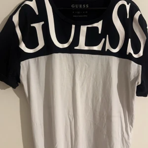 Guess T-shirt - Säljer då denna tröja är för liten för mig