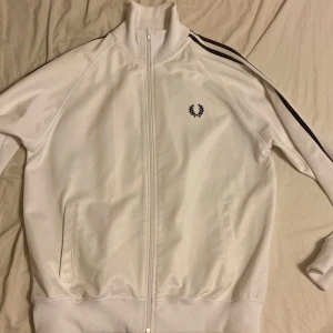 Fred Perry tröja - Storlek M. Den har krage, inget fel på den