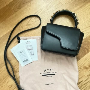 Atp väska - Säljer min fina atp väska. Modellen finns inte på hemsidan längre. Superfin och unik. Dustbag medföljer. Såklart äkta❤️