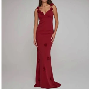 Röd slutsåld balklänning  - Röd balklänning från Nelly. Använd 1 gång på min bal och mycket bra skick. Helt slutsåld. Passar även bra till andra tillfällen! Pris kan diskuteras 💕