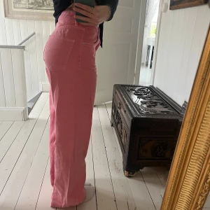 Rosa jeans - Rosa högmidjade och vida jeans från mango (MNG)💕Använda några gånger men inga större tecken på användning. De är uppsydda längst ner vilket syns på den sista bilden. Skriv gärna för fler bilder eller vid funderingar