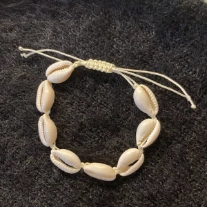 Armband  - Säljer ännu ett snäckarmband. Jättefint handgjort med äkta snäckor. Det är även justerbart💕
