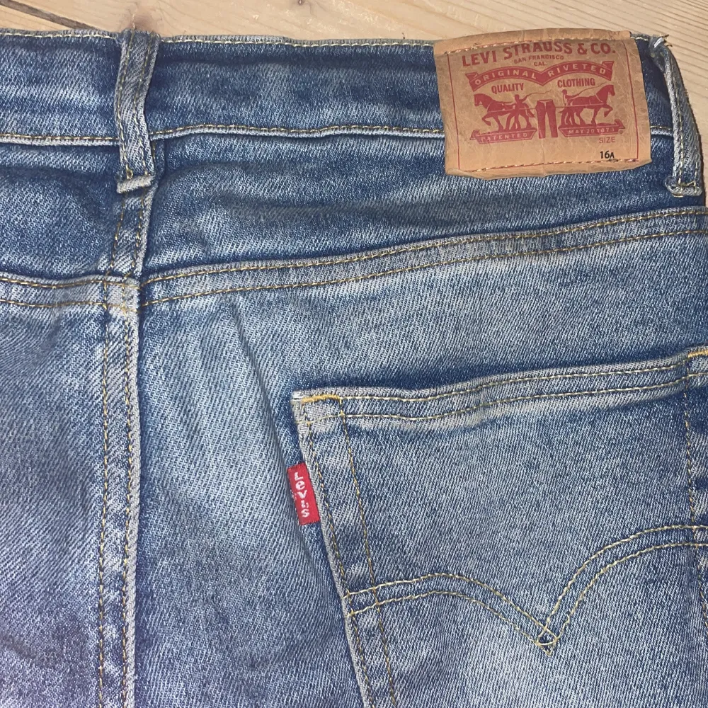 Levis jeans / loose Taper, Skick 9/10 stolek 16A, passar om du är mellan 165-177cm  Ny pris runt 700 mitt pris 350kr , pris kan diskuteras vid snabb affär!. Jeans & Byxor.