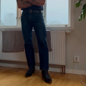 Mörkblå jeans från Levi's - Snygga mörkblå jeans från Levi's med klassisk design. 150 års modellen. De har en rak passform och är tillverkade i slitstarkt denim. Perfekta för en stilren look.