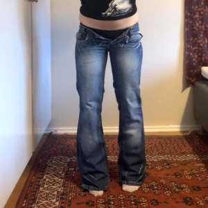 Replay jeans - Så coola lågmidjade replay jeans. Midjemåttet är ca 76cm och innerbenslängden är ca 81cm.