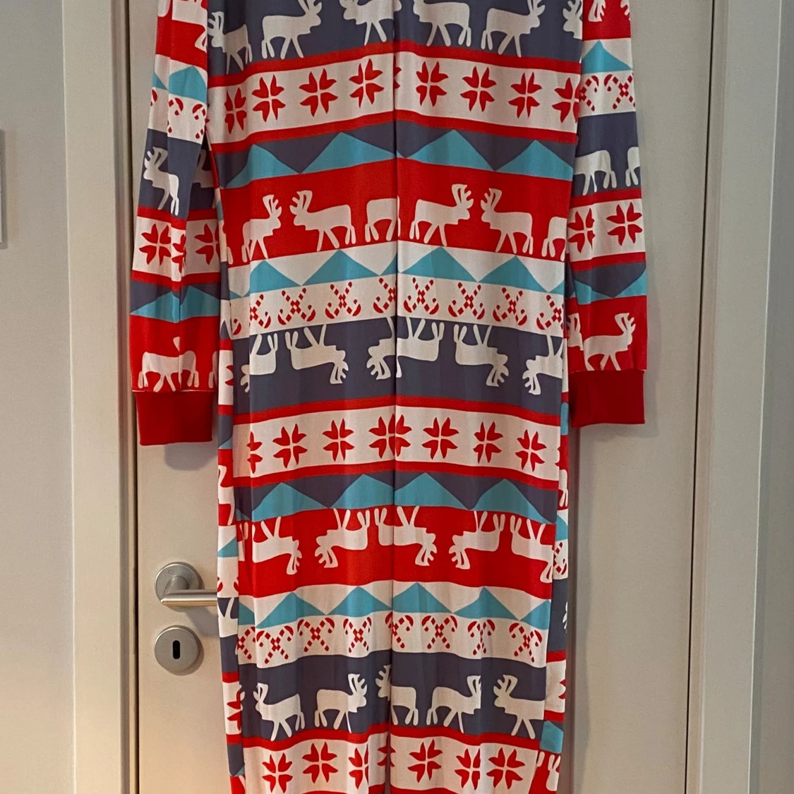Färgglad onesie med julmotiv strl S