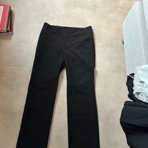 Kostymbyxor  - Svarta kostymbyxor från Gina tricot. Storlek M