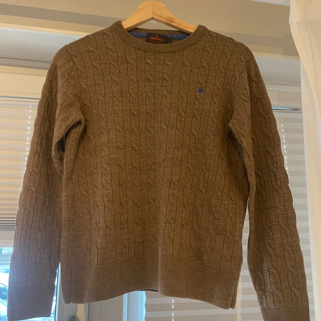 Brun kabelstickad tröja från Morris i 100% merinoull 