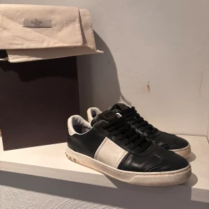 Valentino flycrews - Säljer ett par tvär feta flycrews i strlk 42. Dem är i otroligt bra skick, inga flaws. Tre nitar saknas annars är dem lite smutsiga, men det löser jag innan frakt. ALLT OG, det vill säga kvitto,box,dustbags osv.                                       Tveka inte på att höra av er vid frågor!