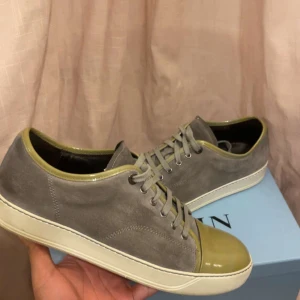 Grå och olivgröna Lanvin - Snygga Lanvins  i grått med olivgröna detaljer och snörning. Skorna har en glansig tåhätta och en bekväm sula.Kommer med låda och extra snöre och priset kan diskuteras storlek 43-44