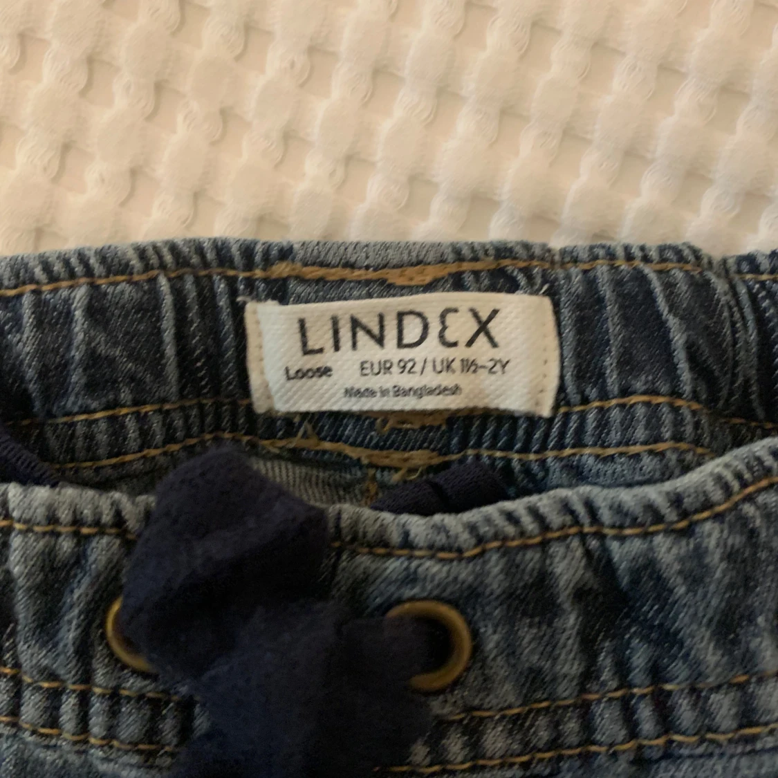 Blå jeansbyxor med kattmotiv från Lindex - 2
