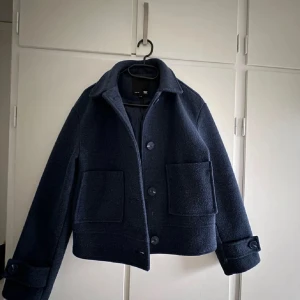 Mörkblå kappa - Säljer en jättefin mörkblå kappa! Inga defekter eftersom jag inte använt den så mycket, perfekt nu till våren 🌸! Skriv för frågor eller bilder, kappan är i storlek XS!